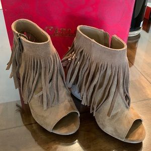 Western open toe bootie. Fringed.